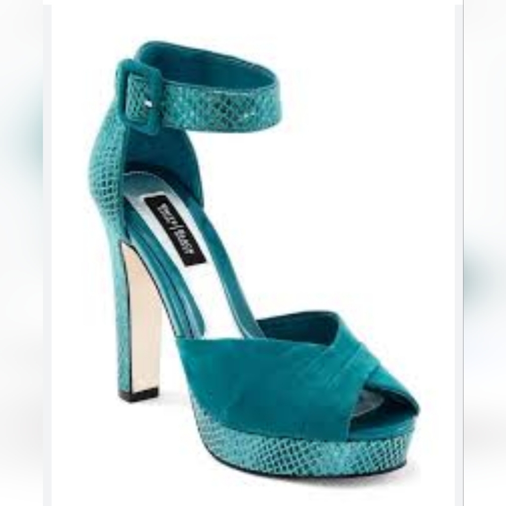 White House Black Market Turquoise Pleated Suede/Snake-Embossed chunky Heel 7.5